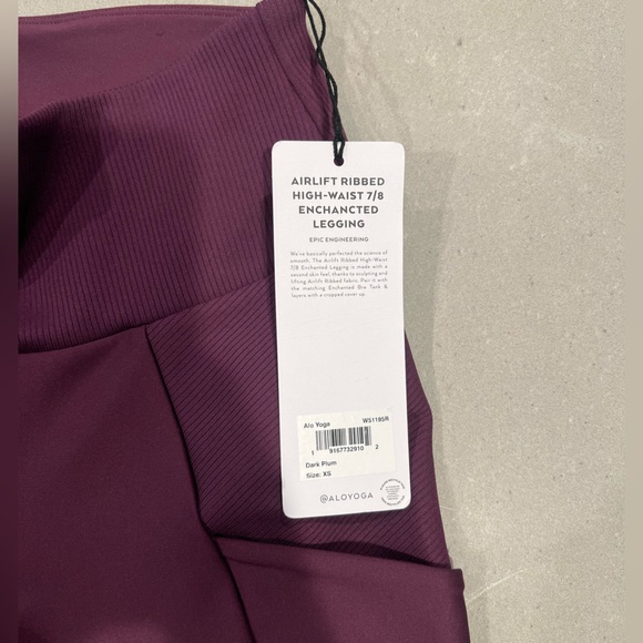 ALO Yoga Leggings - Picture 2 of 4